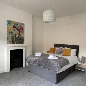  Apartment Winchcombe Street
